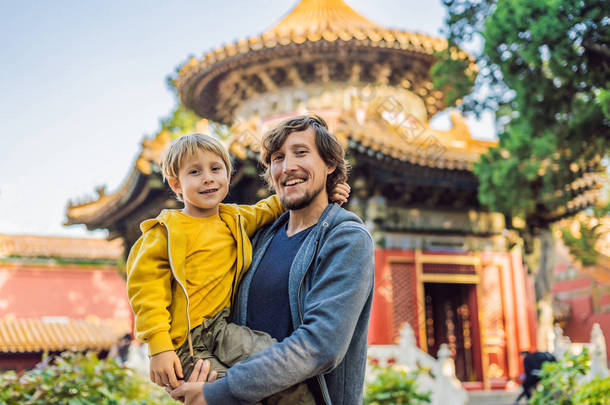 享受在中国度假的乐趣。紫禁城的爸爸和儿子。带着孩子来中国旅游的概念。在中国免费转机 72小时, 144小时