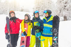 滑雪后, 一群朋友在雪地上滑雪和滑雪板上。山区滑雪场, 背景上有滑雪缆车, 是一群最好的朋友, 在冬天和雪一起玩.