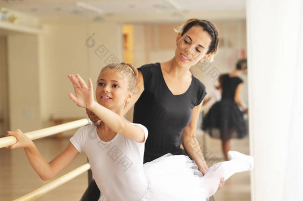 一位古典<strong>舞蹈老师</strong>教他的年轻学生一些步骤, 他们想学习跳舞。理念: 雄心、教育、教学和对<strong>舞蹈</strong>的热爱