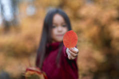 小女孩与秋天红叶在秋天公园