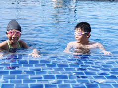 快乐的孩子们在阳光明媚的日子里在游泳池里玩耍.