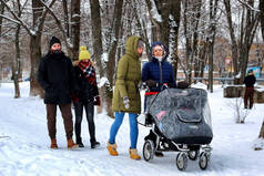团体步行冬季室外雪地