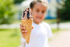 可爱的小女孩在街上吃蛋卷冰淇淋