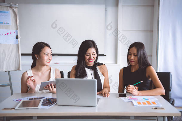 <strong>年轻</strong>的女<strong>企业家</strong>在办公室里集思广益。三美丽的亚洲妇女在办公室礼服一起谈论工作。办公室妇女在工作概念.