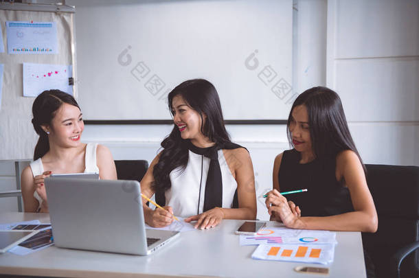 <strong>年轻</strong>的女<strong>企业家</strong>在办公室里集思广益。三美丽的亚洲妇女在办公室礼服一起谈论工作。办公室妇女在工作概念.