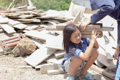 儿童被迫开工建设. 世界反对童工概念日.