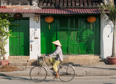 骑着自行车在海中的越南