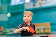 乒乓球比赛, 集中的男孩在网球大厅里打网球