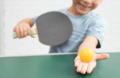 可爱的小男孩在室内打乒乓球
