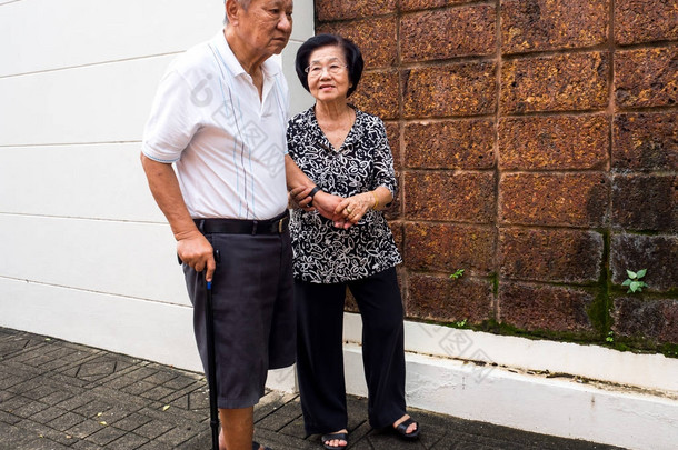 幸福浪漫的高级亚洲夫妇照顾彼此。它已经有多长时间。爱从未改变。高级夫妇和采取照顾彼此的概念