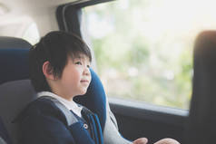 坐在汽车座椅上的可爱亚洲儿童肖像