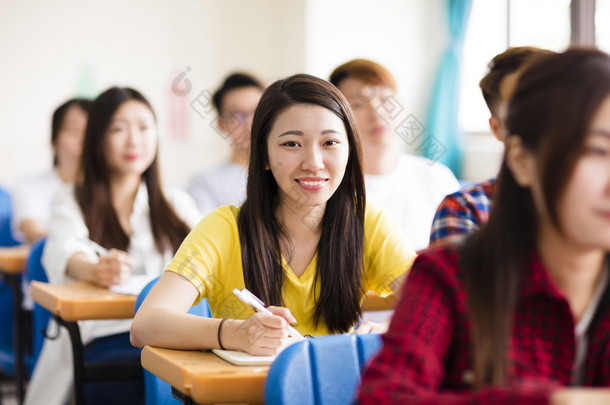 微笑着坐在一起的<strong>同学</strong>的女大学生