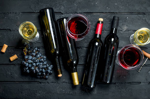葡萄酒背景。红葡萄酒和白葡萄酒.
