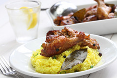 鸡肉和猪肉搭配黄米饭，菲律宾食物