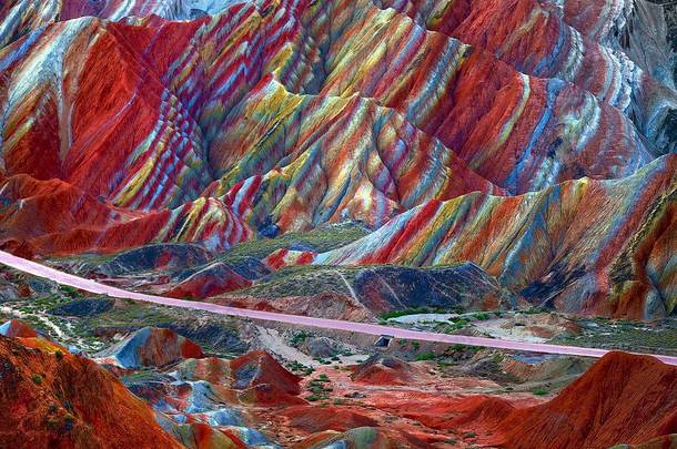 2012年9月22日, 甘肃省张丹霞地貌地质公园五颜六色的岩层景观