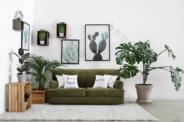 <strong>现代化</strong>客房的内部, 配有舒适的沙发和室内植物