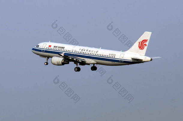 国航空客 A320 喷气式飞机于2017年3月26日在中国中部湖北省武汉市武汉天河国际机场起飞.