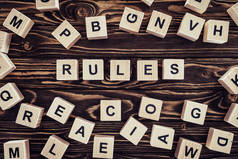 规则的顶部视图棕色表面的木块制成的字