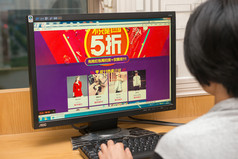 中山，中国 11 月 1，2015:young 妇女购物通过计算机和 11 月 1 日下车 50%。11 月 11 日在中国和许多在线商店出售东西在一半的价格从 11 月 1 日至 11 月 11 日