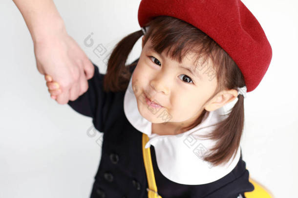日本女孩在幼稚园制服紧握她的母亲的手 (3 岁)