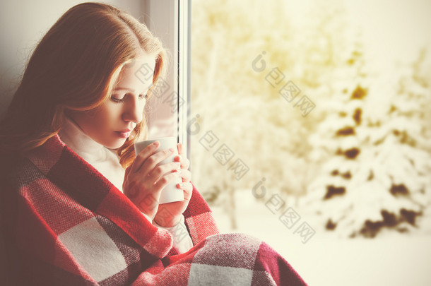 望着窗外在变暖小酌沉思伤心的女孩