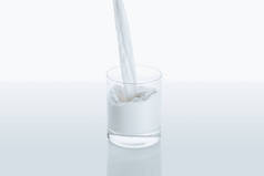 牛奶倒入玻璃