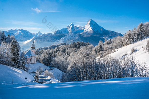 巴伐利亚阿尔卑斯山美丽的冬季风景全景，背景是玛丽亚 · 格恩朝圣教堂和著名的沃兹曼地块，德国巴伐利亚国家公园Berchtesgadener Land