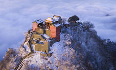 天津市太和宫景观, 又名金峰, 在中国中部湖北省十堰市武当山的积雪中, 2019年2月1日