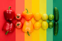 彩虹表面熟果蔬的顶部观