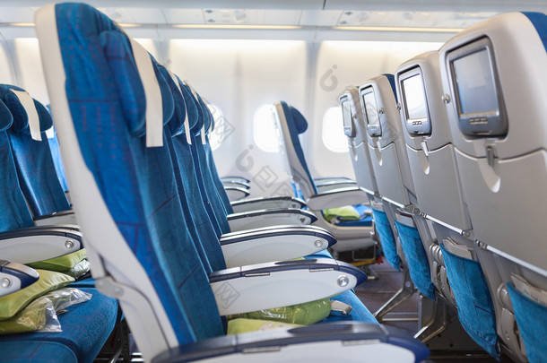 空舒适的座椅中的巨<strong>大飞机</strong>客舱与屏幕在椅子背