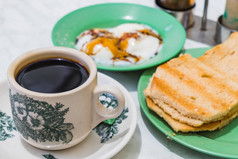 新加坡早餐 Kaya 烤面包、 咖啡面包和煮半熟的鸡蛋