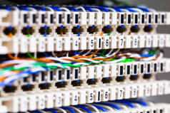 通信和网络设备, 用于互联网和通讯, 主配电架与电缆连接