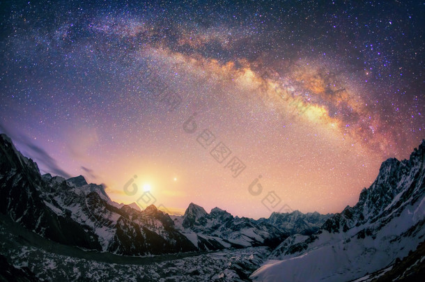 圆顶的银河下喜马拉雅山主脊.