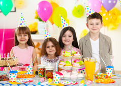 快乐儿童群体的生日聚会
