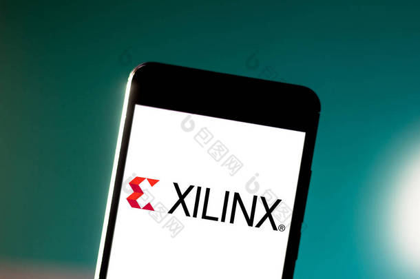 2019年6月28日，巴西。在这张照片中，Xilinx标志被显示在智能手机上