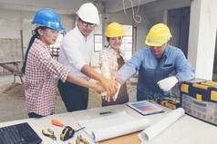 施工团队合作与施工现场工程师、工头握手.