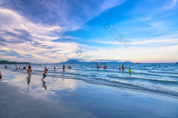 越南芽庄 - 2019年4月13日：游客游泳，<strong>探索</strong>享受海滩下午晚些时候海湾岛屿在芽庄度假，越南