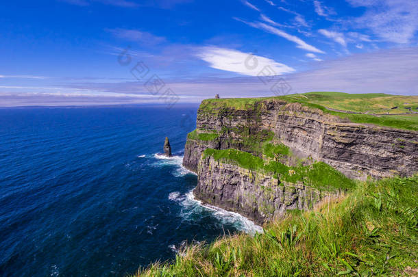 在深蓝的天空下莫赫尔的爱尔兰悬崖