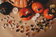 桌面上的南瓜, 果冻糖果和纸蝙蝠的顶级视图, 万圣节概念