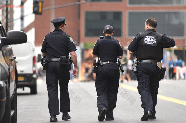 警员在曼哈顿街头执行<strong>职务</strong>。纽约市警察局 (纽约警局).