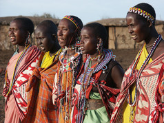 马赛马拉，肯尼亚-1 月 6 日： 马赛族传统服饰中的妇女