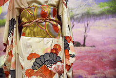 和服。传统的日本礼服为妇女以多彩的装饰