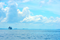 美丽的蓝色海洋和天空中的云朵，还有一艘大汽船