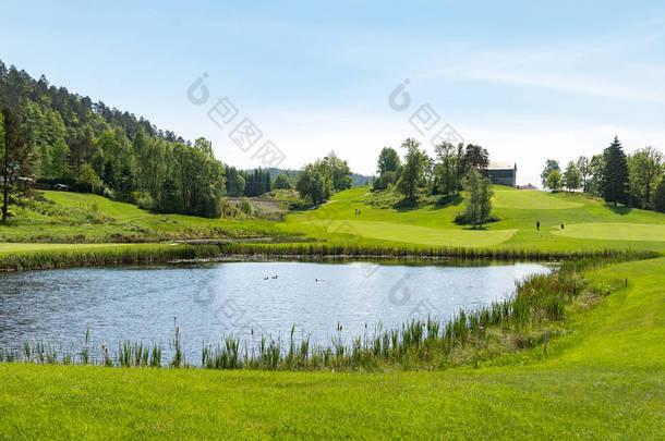 高尔夫球场与池塘，蓝色的天空和绿色自然