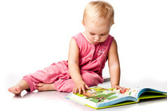 漂亮的小女孩读一本书