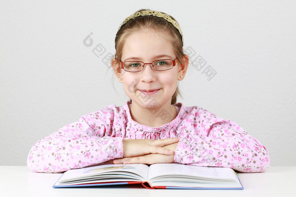 眼镜看书的小女生