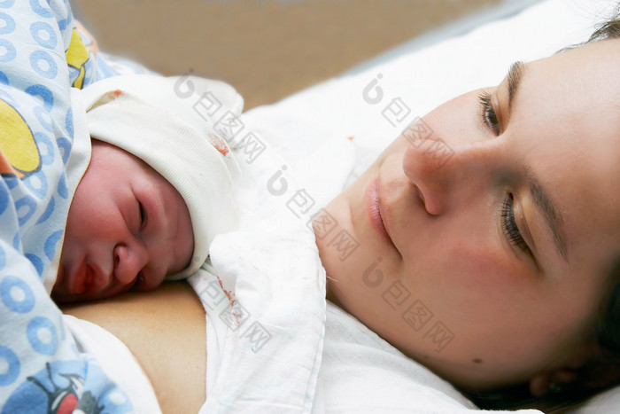 母亲和刚出生的婴儿的肖像