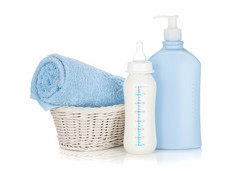 婴儿牛奶瓶、 洗发水和毛巾