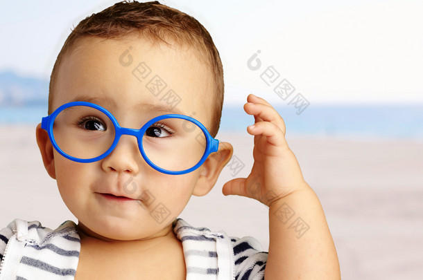 小男孩戴着蓝眼镜的肖像