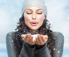 圣诞女孩。冬季女人吹雪